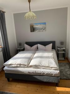 Postel nebo postele na pokoji v ubytování Ferienwohnung Wiek