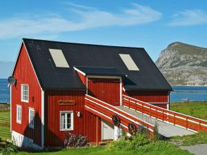 un granero rojo con techo negro en One-Bedroom Holiday home in Gravdal, en Gravdal