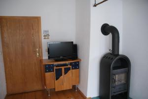 A television and/or entertainment centre at Ferienwohnung Bluntaumühle