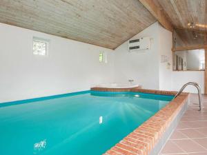Bazén v ubytování 8 person holiday home in Hjørring-By Traum nebo v jeho okolí