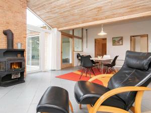 Posezení v ubytování 8 person holiday home in Hjørring-By Traum