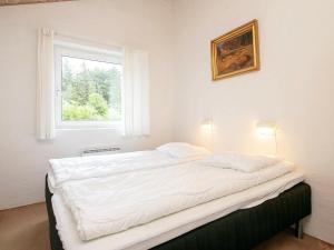 Postel nebo postele na pokoji v ubytování 8 person holiday home in Hjørring-By Traum