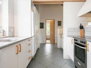 Kuchyň nebo kuchyňský kout v ubytování 8 person holiday home in Hjørring-By Traum