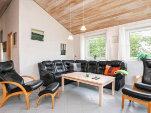 Posezení v ubytování 8 person holiday home in Hjørring-By Traum
