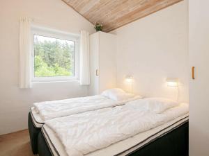 Postel nebo postele na pokoji v ubytování 8 person holiday home in Hjørring-By Traum