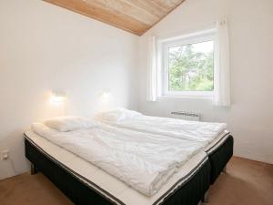 Postel nebo postele na pokoji v ubytování 8 person holiday home in Hjørring-By Traum