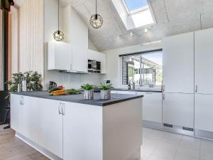 Kuchyň nebo kuchyňský kout v ubytování Luxury Retreat by Hvidbjerg Beach - By Traum Ferienwohnungen + 37 fotografií