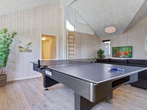 Stolní tenis v ubytování Luxury Retreat by Hvidbjerg Beach - By Traum Ferienwohnungen nebo okolí