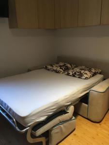 Ένα ή περισσότερα κρεβάτια σε δωμάτιο στο Monolocale DORI