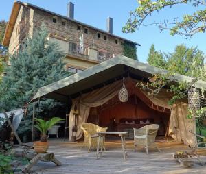 Budova, kde se the luxury tent nachází