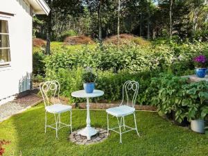 リューセヒールにある4 person holiday home in LYSEKILの庭園内の椅子2脚とテーブル
