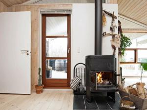 ヒュールスミンネにある6 person holiday home in Juelsmindeの暖炉付きのリビングルーム