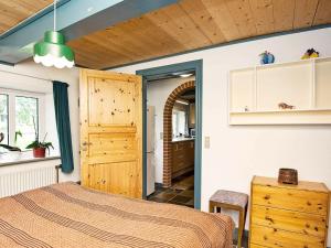 Postel nebo postele na pokoji v ubytování 4 person holiday home in Bredebro-By Traum