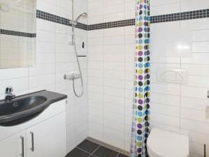 y baño con lavabo, aseo y ducha. en 8 person holiday home in Hemmet, en Hemmet