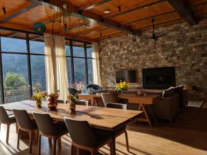 Taj Rishikesh Resort & Spa Uttarakhand的电视和/或娱乐中心