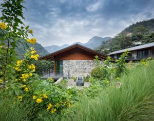 リシケーシュにあるTaj Rishikesh Resort & Spa Uttarakhandの花畑の中の家