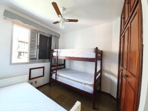 Łóżko lub łóżka piętrowe w pokoju w obiekcie Apto com 3 quartos c/piscina 300mts Praia do Forte Cabo Frio