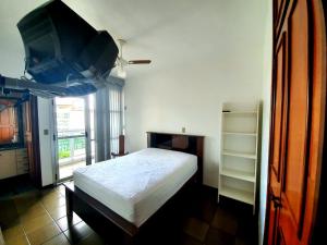 Łóżko lub łóżka w pokoju w obiekcie Apto com 3 quartos c/piscina 300mts Praia do Forte Cabo Frio
