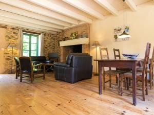 ChaleixにあるQuaint Cottage in Aquitaine with furnished gardenのリビングルーム(テーブル、椅子、ピアノ付)