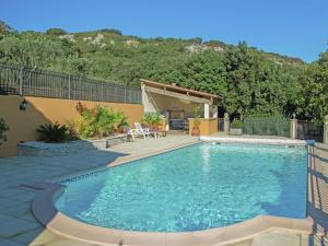 LédenonにあるModern Villa with Private Swimming Pool in L denonのパティオ付きの庭のスイミングプール