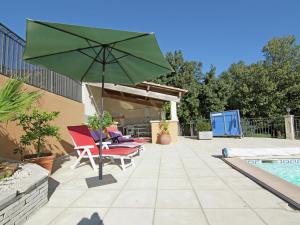 LédenonにあるModern Villa with Private Swimming Pool in L denonの- プールサイドのパティオ(緑のパラソル、椅子付)