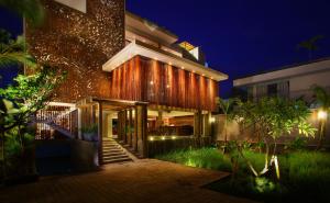 ein Haus mit beleuchteter Fassade in der Nacht in der Unterkunft The Kirana Canggu Hotel in Canggu