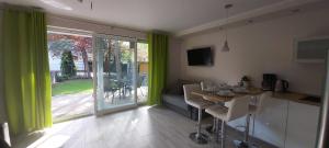 ポビエロボにあるApartament 7のリビングルーム(テーブル付)、キッチン(緑のカーテン付)