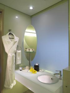 A bathroom at Rambler Garden Hotel