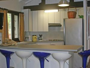 cocina con taburetes azules y encimera en Holiday Home in Fayence with Private Pool, en Fayence