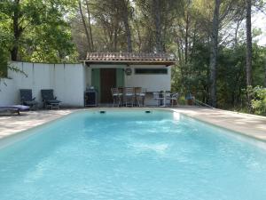 una piscina frente a una casa en Holiday Home in Fayence with Private Pool, en Fayence