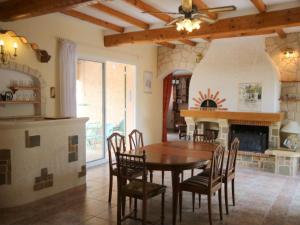 Charming Villa in Salernes France with Parking Spaceにあるレストランまたは飲食店