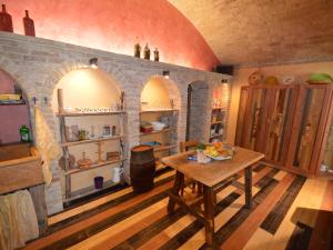 una cucina con tavolo e muro di mattoni di Belvilla by OYO Villa Mezzeria a Guardea