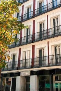 un edificio alto con balcones a un lado. en Hotel Freedom en Madrid
