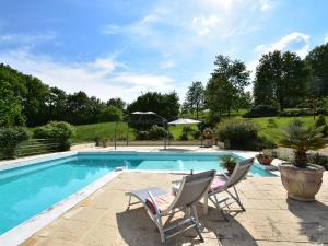 - une piscine avec 2 chaises longues à côté dans l'établissement Luxurious Mansion in Aquitaine with Swimming Pool, à Port-Sainte-Foy-et-Ponchapt