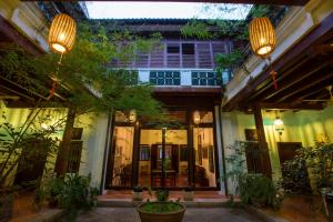 une cour d'une maison ornée de plantes et de lumières dans l'établissement East Indies Mansion, à George Town