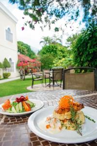 dos platos de comida sentados en una mesa en Hotel Mirador Plaza en San Salvador