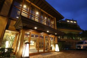 un gran edificio con muchas ventanas por la noche en Yutorelo Toyako, en Lago Toya