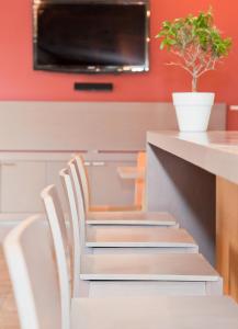 TV a/nebo společenská místnost v ubytování Astros Beach Boutique Hotel
