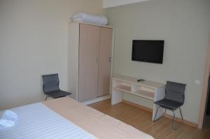 TV in/ali zabaviščno središče v nastanitvi Legacy Hotel