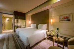 Postel nebo postele na pokoji v ubytování Hotel Nikko Saigon