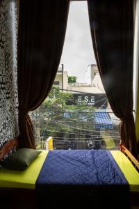 ダナンにあるHomestay Xì Trumのベッドルーム1室(ベッド1台、景色を望む窓付)