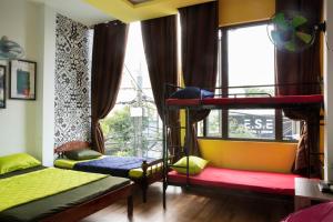 岘港Homestay Xì Trum的有两张双层床和一扇窗户的房间