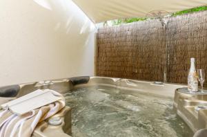 道格拉斯港Shantara Resort Port Douglas - Adults Only Retreat的按摩浴缸,里面装有书籍
