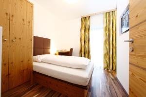 A bed or beds in a room at Hotel Magerl