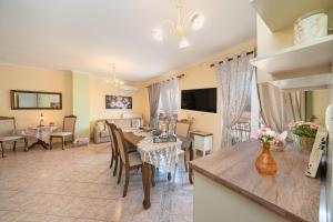 Televízia a/alebo spoločenská miestnosť v ubytovaní AIGLI ELEGANT SEA VIEW APARTMENT IN ARGOSTOLI