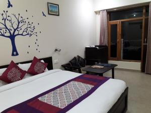 Φωτογραφία από το άλμπουμ του Hotel Avlokan - Near Kainchi Dham Mandir σε Bhowāli