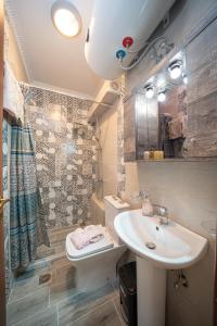 Kúpeľňa v ubytovaní AIGLI ELEGANT SEA VIEW APARTMENT IN ARGOSTOLI