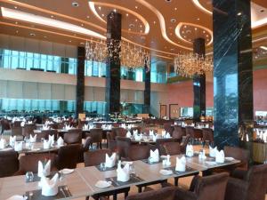 En restaurant eller et spisested på The Light Hotel Penang
