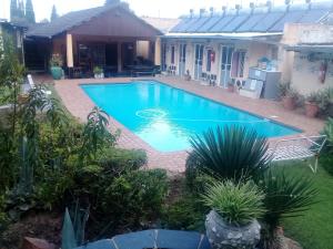 una piscina en el patio trasero de una casa en Johannesburg Youth Hostel, en Johannesburgo