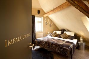 a bedroom with a king sized bed in a attic at Farmerhaus-Lodge in Groß-Umstadt